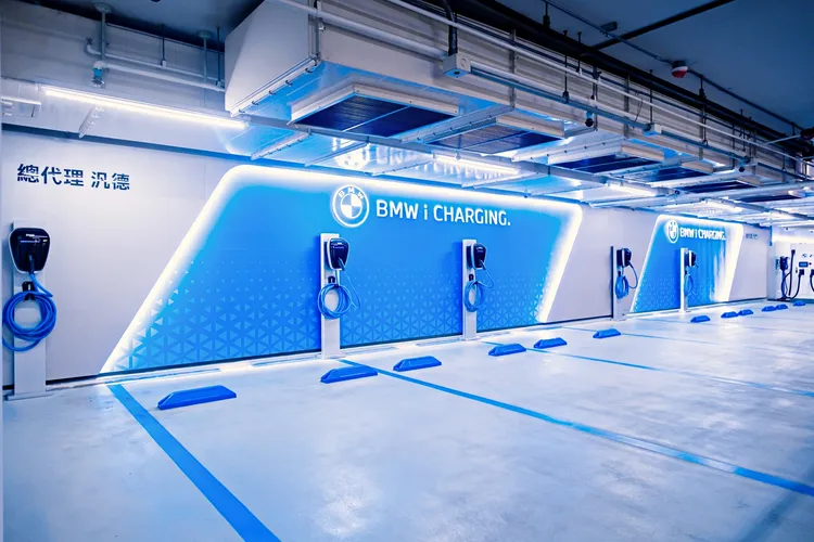 台北市101大樓地下停車場BMW充電站點全面更新，提供5組AC與1組DC直流充電裝置，為台北市區帶來更為優異且便捷的充電環境。業者提供