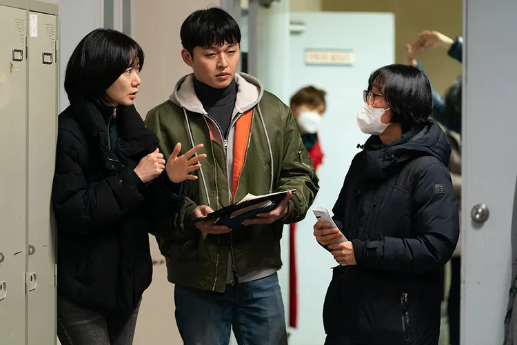 裴斗娜(左)和導演丁朱里一起討論電影細節。華映娛樂