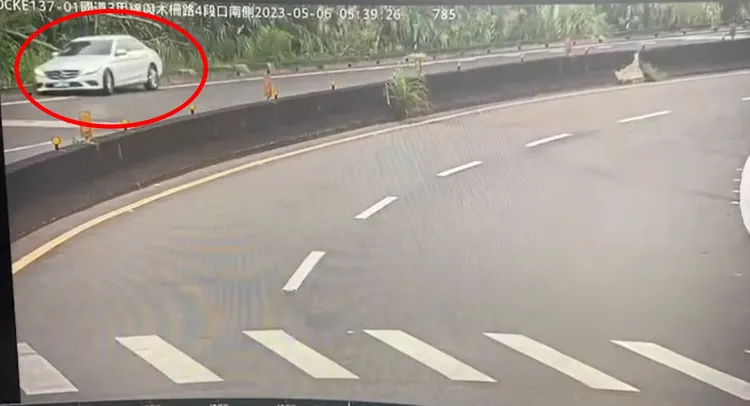 鄭男高速疾駛賓士轎車，過彎時失控打滑。翻攝畫面