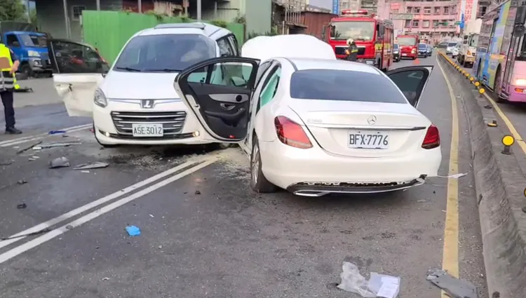 鄭男駕駛的賓士轎車橫越安全島，迎面撞上休旅車。翻攝畫面
