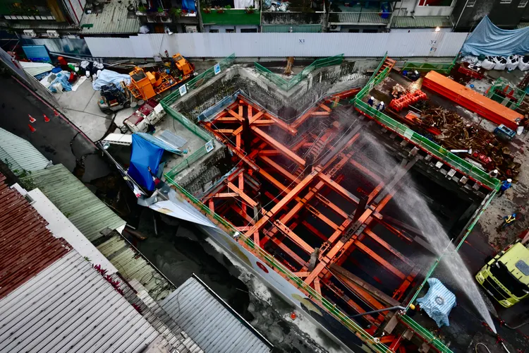 信義區出現天坑。林林攝