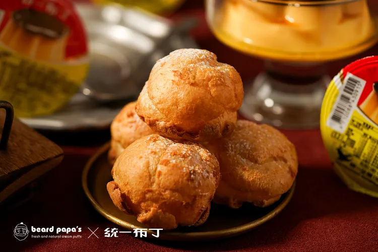 布丁口味泡芙共有日式、黑日式、菠蘿、mini、塩焦糖耶克5種餅皮選擇，圖為迷你泡芙。業者提供