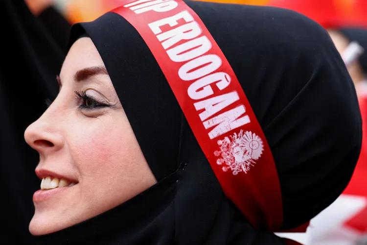 支持者頭上有寫有艾爾段的頭帶。路透社