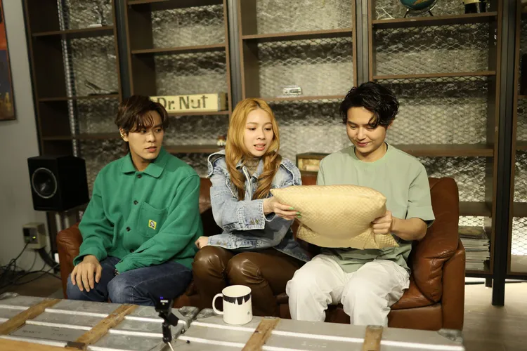 告五人團員仍住宜蘭，開車跑通告，累了在車上睡，車內枕頭陪他們四處走唱。鄭孟晃攝