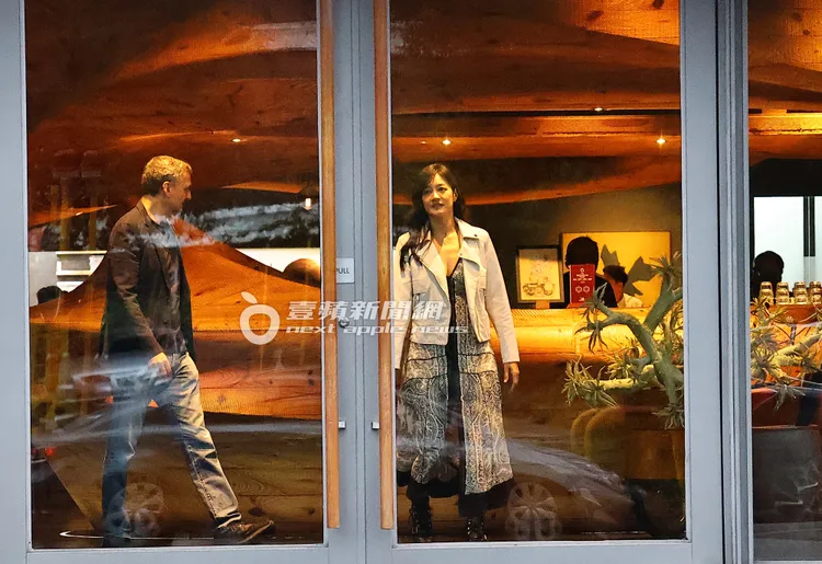 當天Janet穿低胸連身洋裝，小露性感。特勤中心攝