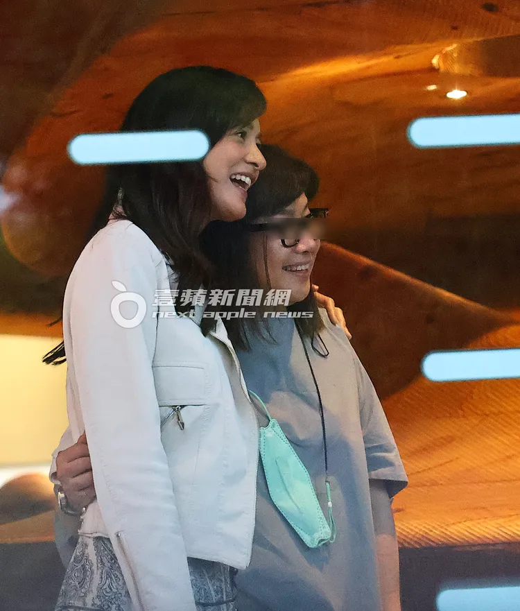 Janet（左）與女友人合照留念。特勤中心攝