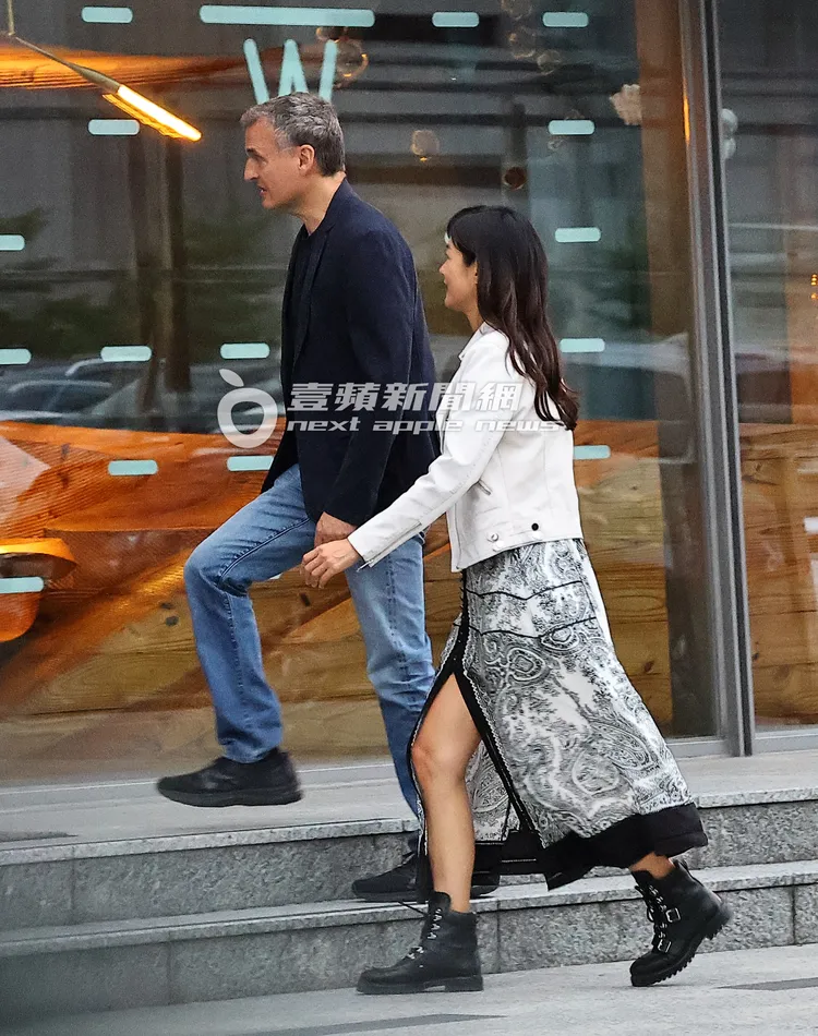 2人一前一後走入RAW餐廳，Janet露出大長腿。特勤中心攝