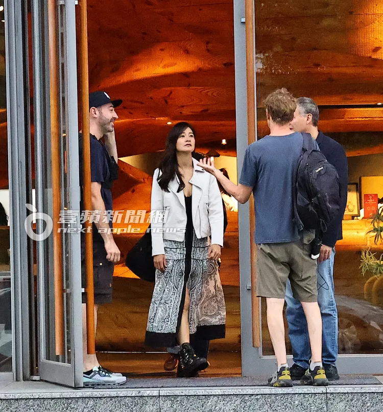 休息期間，Janet（中）與工作人員聊天相當開心。特勤中心攝