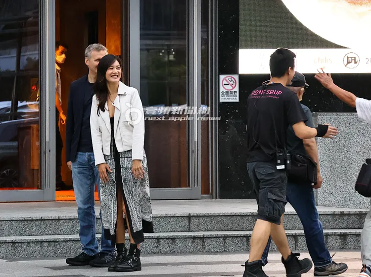 經過的路人認出Janet，互相打招呼。特勤中心攝