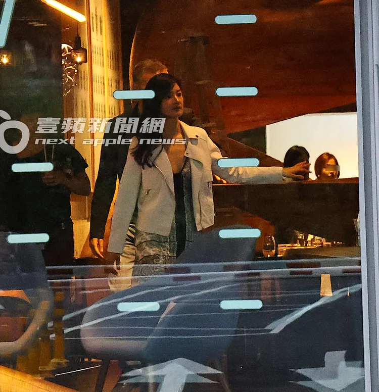 2人在餐廳內走了一圈後，又準備走出。特勤中心攝