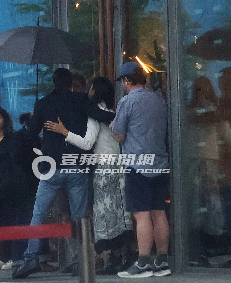 菲力普羅森塔爾準備離去，Janet熱情道別。特勤中心攝