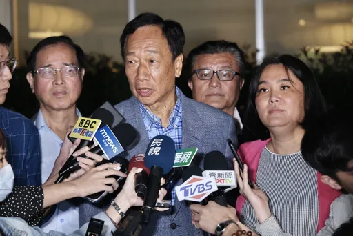 郭台銘高雄鳳山大造勢　曝蔡英文曾派代表來要他不准買疫苗