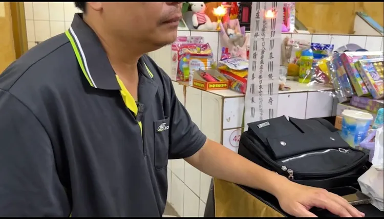 余爸爸強忍悲痛，處理女兒後事。讀者提供