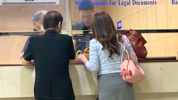 女子背著愛馬仕幫楊男辦保。陳彩玲攝