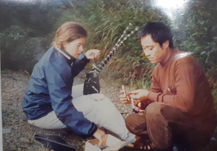 喬雅玲與助理一起在山上做研究。喬雅玲提供