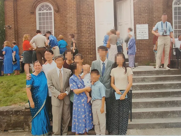 喬雅玲(左一)與林男(左二)拍全家福照。喬雅玲提供