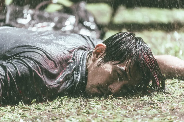 修杰楷蓬頭垢面淋雨摔地抖到快失溫。群之噰傳播股份有限公司提供