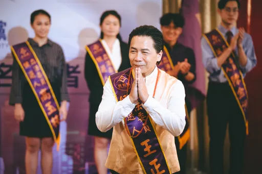许杰辉变身邪教教主宣布参选 惊见信众为他自残