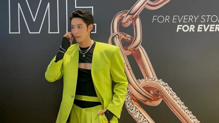 曹佑寧在活動中選穿了一身胸前、褲襠挖洞的大膽造型，搶眼的奇異果綠色，更讓他笑稱自己「很像螢光棒」。陳張眾攝