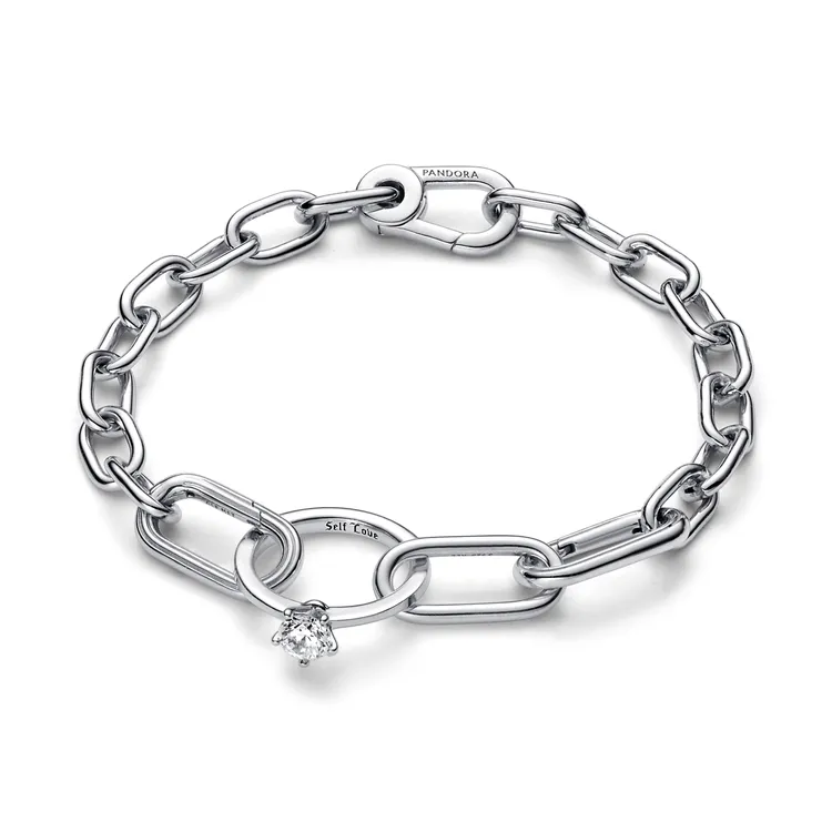 PANDORA ME以鑲嵌鋯石戒環為造型的Marry ME雙鍊圈，可做為手鍊、項鍊的延伸，1480元（不含手鍊）。品牌提供