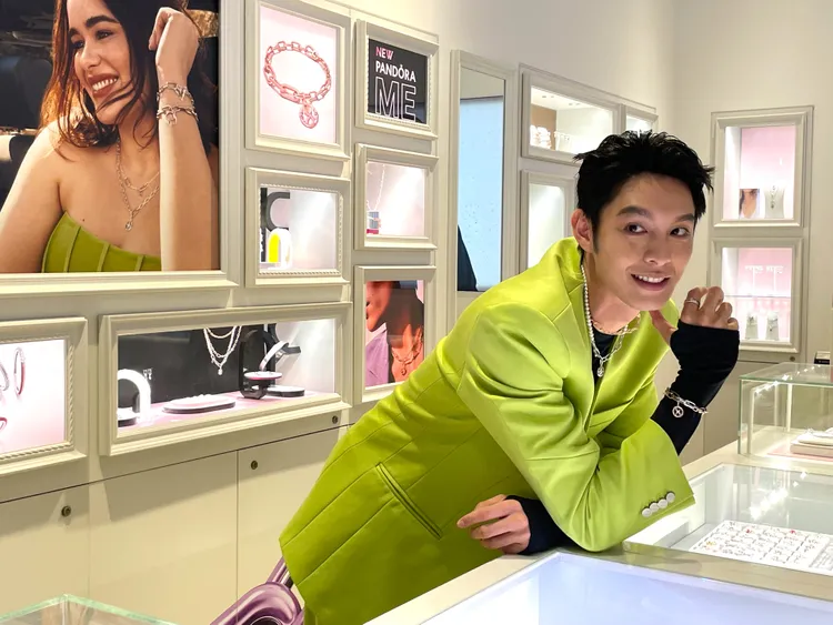 5月20日網路情人節將近，當天剛好有工作的曹佑寧，也在PANDORA專櫃上相中了適合女友的單品。陳張眾攝