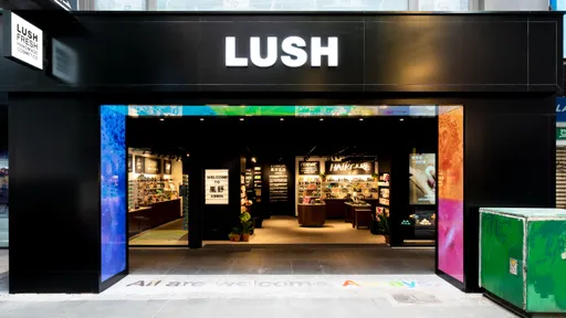 LUSH西門町開新店竟「扒光」品牌高層 彩虹標語藏巧思