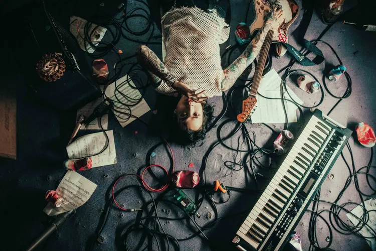 Marz23新歌MV重現面臨身心低潮時的場景。華納提供