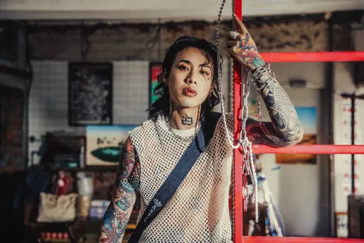 Marz23混血女友懷孕搶賺奶粉錢 當爸前爬天梯驚見恐怖巧合