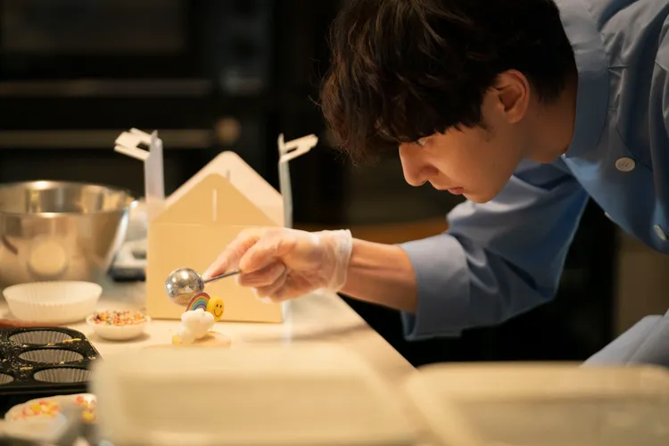 張軒睿也坦言莊和真的內心陰鬱跟以前的自己比較像，容易害羞、內向、不善表達，常自己處在一個人的世界裡。愛奇藝國際站提供