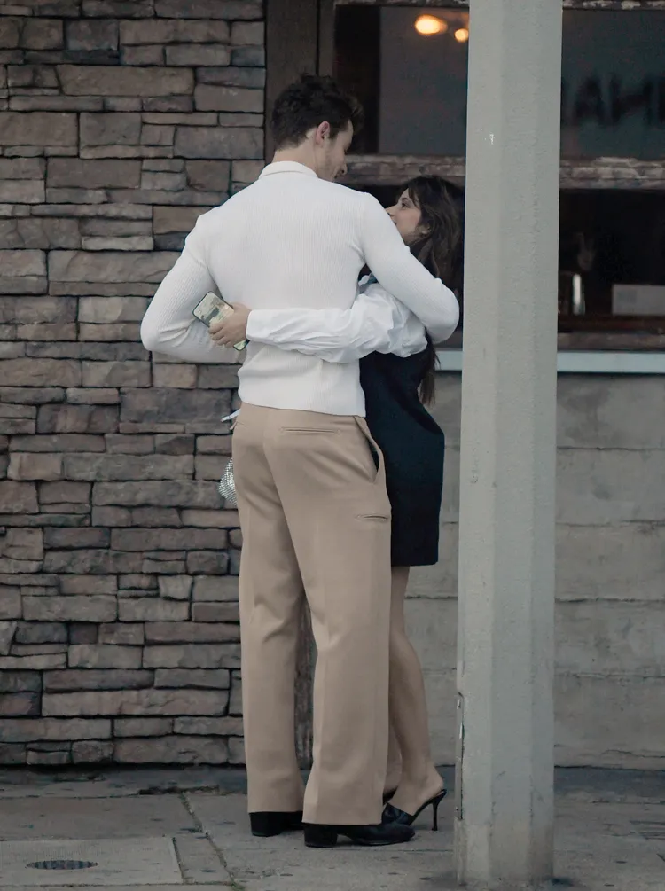 他倆親暱地抱在一起交談。達志