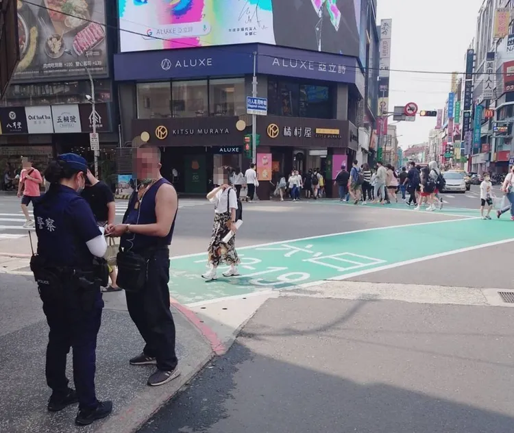 桃園市警方執行「行人高發事故路口精緻執法專案勤務」。警方提供