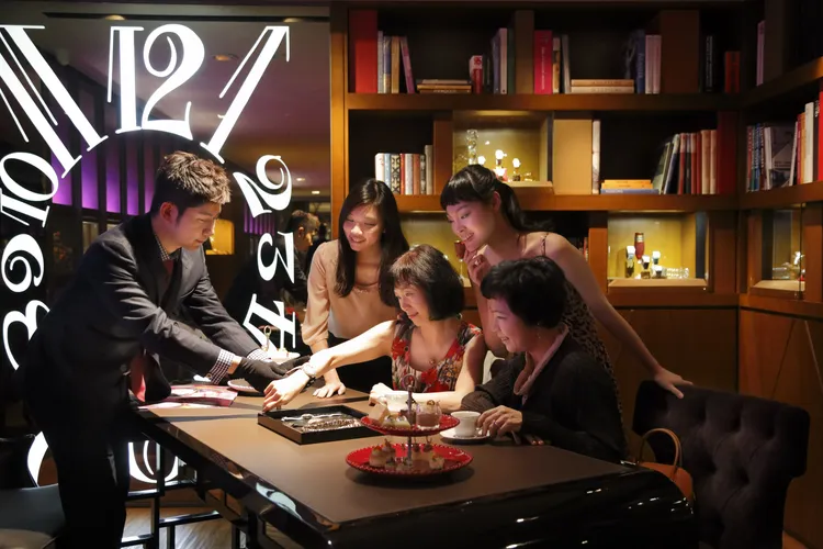 為愛買的媽咪準備的是三千元麗晶精品消費抵用券及Miller Harris香氛蠟燭乙組。業者提供