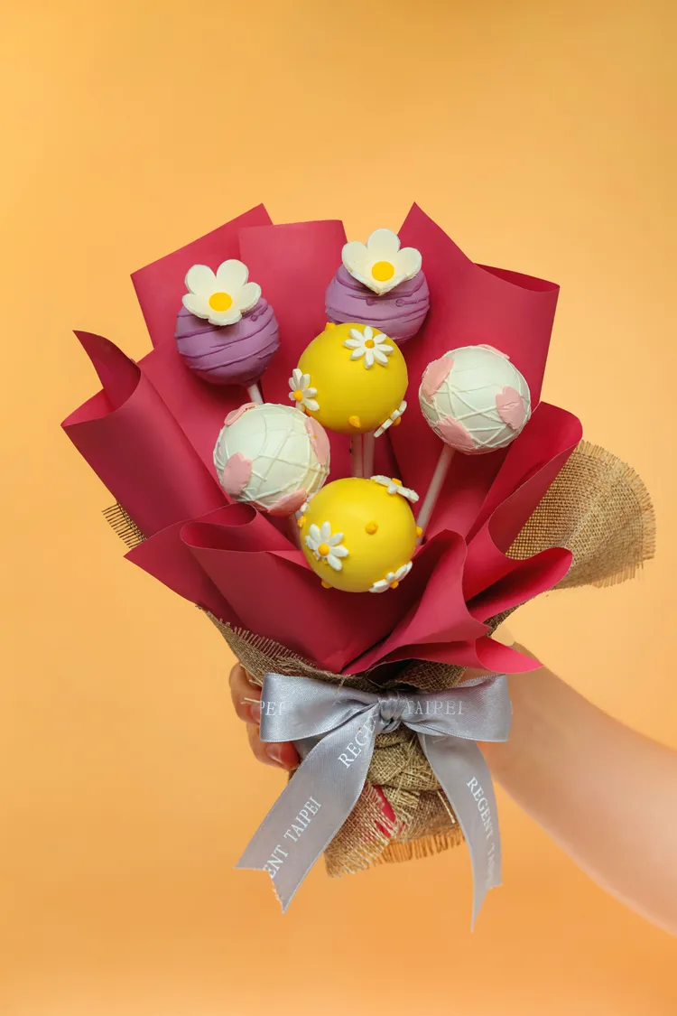 晶華母親節巧克力棒棒糖蛋糕花束，售價1280元。業者提供