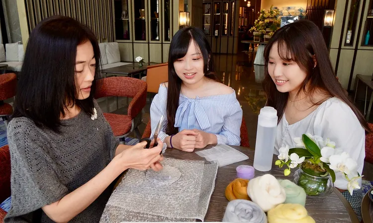 逸廊母親節活動雙人星級下午茶贈香氛羊毛氈胸花課程。業者提供