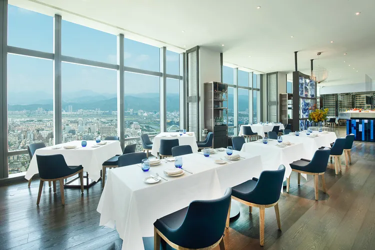 台北寒舍艾美酒店「SEA TO SKY」餐廳廳景。業者提供