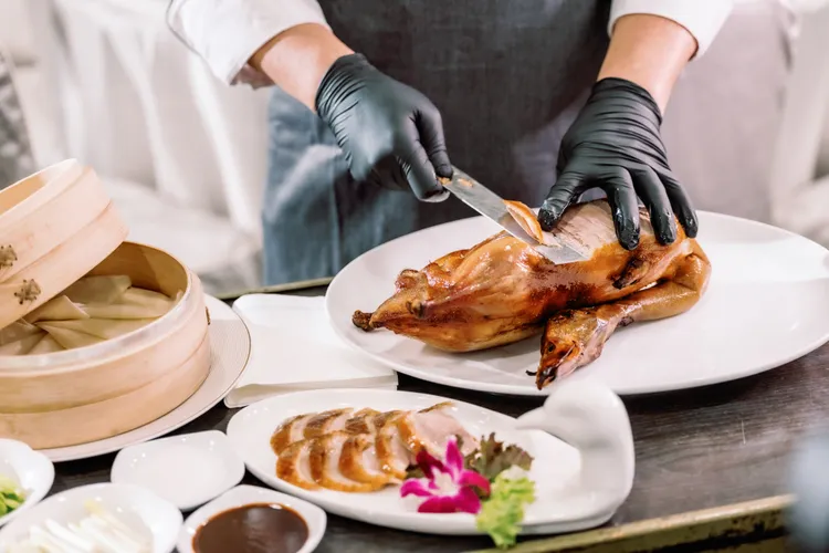 香宮粵菜餐廳母親節桌菜包含香宮脆皮烤鴨。業者提供