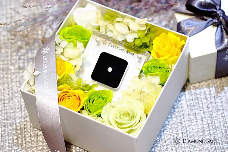 51分GIA鑽石永生花禮盒，斐儷珠寶售價68,800元起，搭配楓林客房的住房專案價為72,800元。照片由斐儷珠寶提供