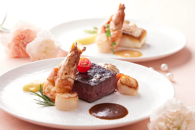 寒舍艾麗La Farfalla「珍愛馨情」母親節套餐主菜形象照「美國精選無骨牛小排5盎司」及「直烤黑長鯧魚」。業者提供