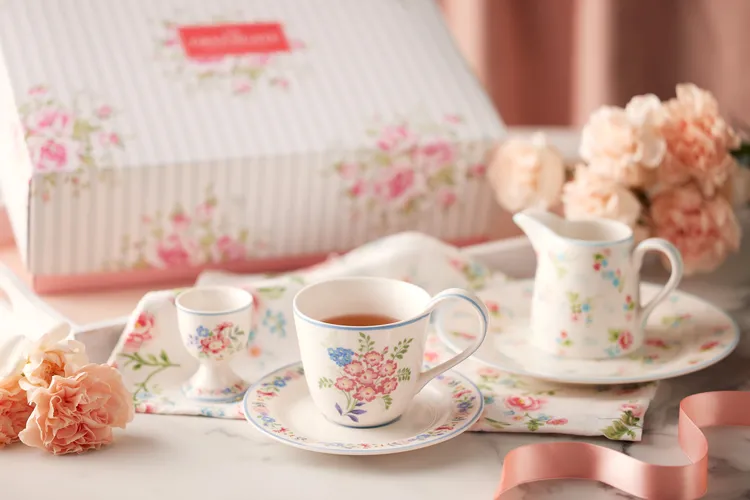 台北寒舍艾美酒店母親節合作「GREENGATE」精美印花餐瓷茶具禮盒。業者提供