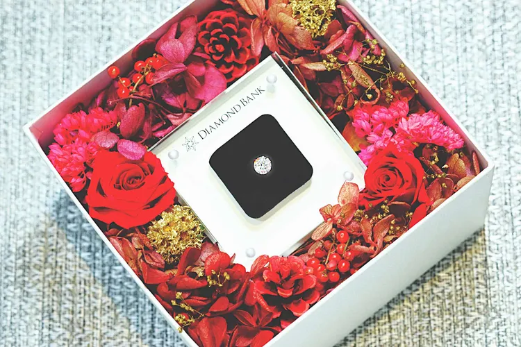 1.06克拉GIA鑽石永生花禮盒，斐儷珠寶售價348,000元起，搭配大地套房的住房專案價為388,000元。照片由斐儷珠寶提供