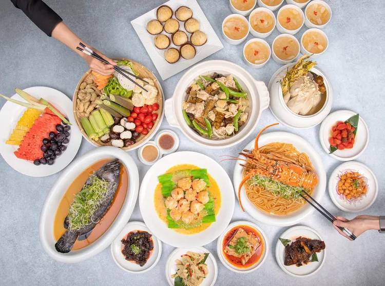 家宴中餐廳針對母親節推出「就是愛媽咪」海陸桌菜饗宴，10人份共9道佳餚只要14,520元+10%。業者提供