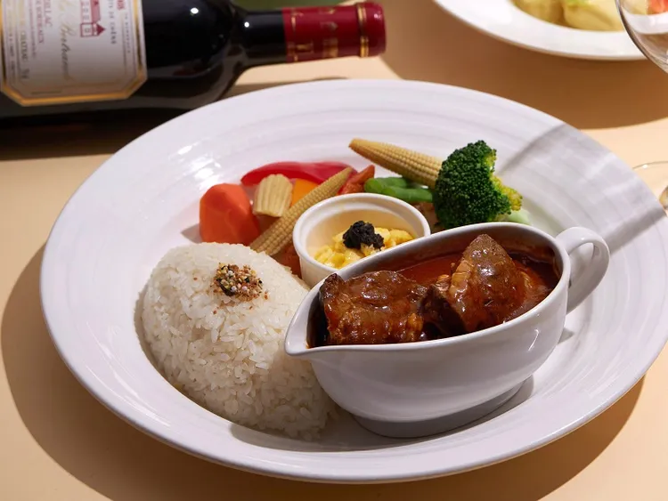 除了「蕃茄時蔬燉羊膝」套餐外，另祭出「紅酒燉牛肉」套餐享前菜、沙拉、水果甜點及飲品，節慶優惠限定450元+10%服務費。神旺商務酒店提供