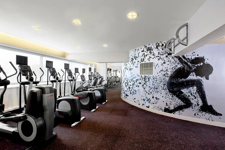 台北喜來登健身房可體驗到vívomove Trend指針智慧腕錶。業者提供