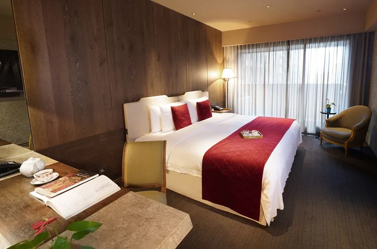 君品酒店充滿法式新古典風情的雅緻客房。業者提供