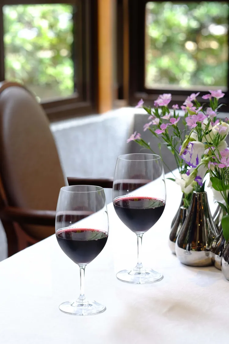 天成飯店集團寵愛媽咪，每房加贈精選紅酒一瓶。業者提供