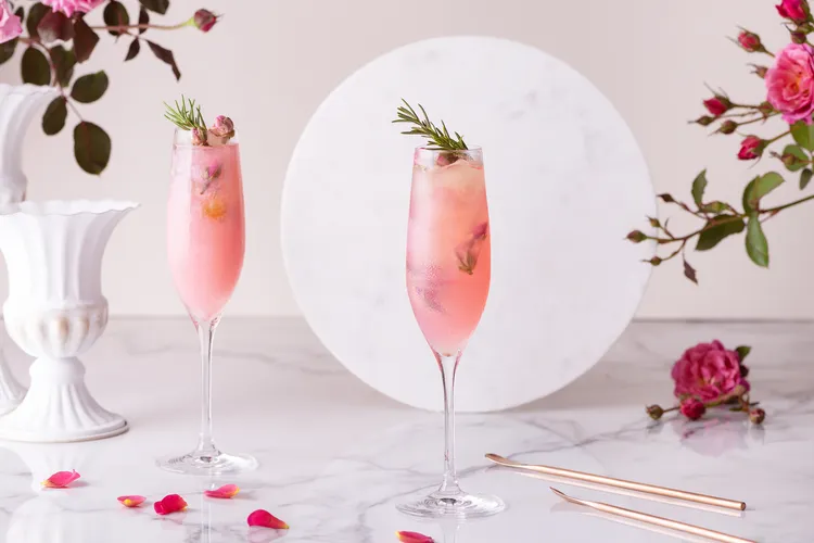 礁溪寒沐酒店「MU BAR」調酒團隊即日起至5/31推出以玫瑰花為靈感創作「玫瑰夫人」特調每杯400元+10%，搭配「松露薯條」享優惠價599元+10%。業者提供