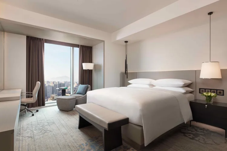 台北國泰萬怡酒店萬怡套房臥室。業者提供