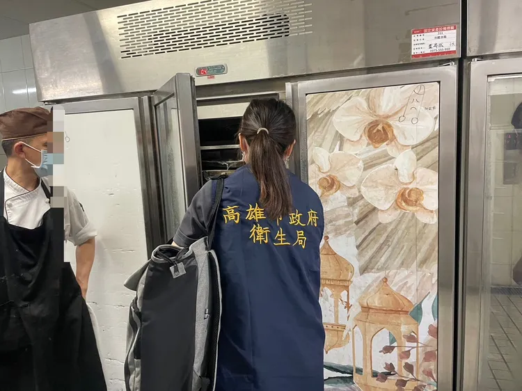 高市衛生局人員今到林皇宮稽查。讀者提供