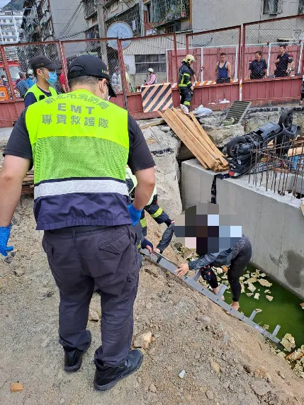 呂女摔進水溝內。新北市消防局提供