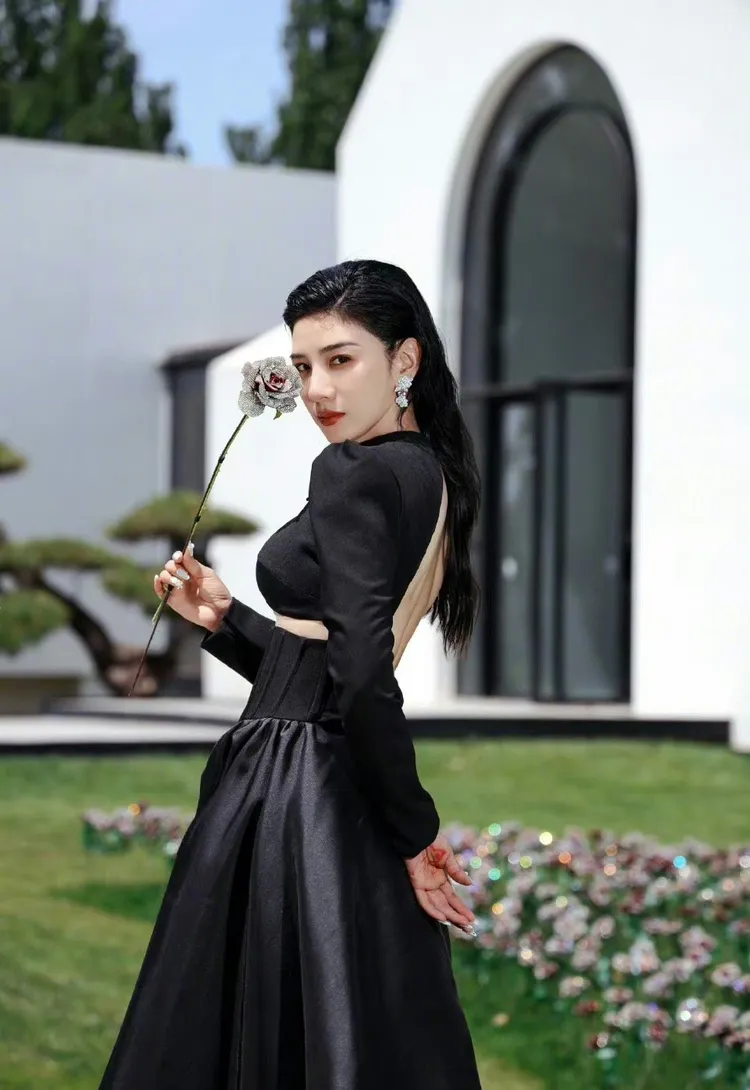 黃奕把水晶玫瑰當拍照道具。翻攝黃奕微博